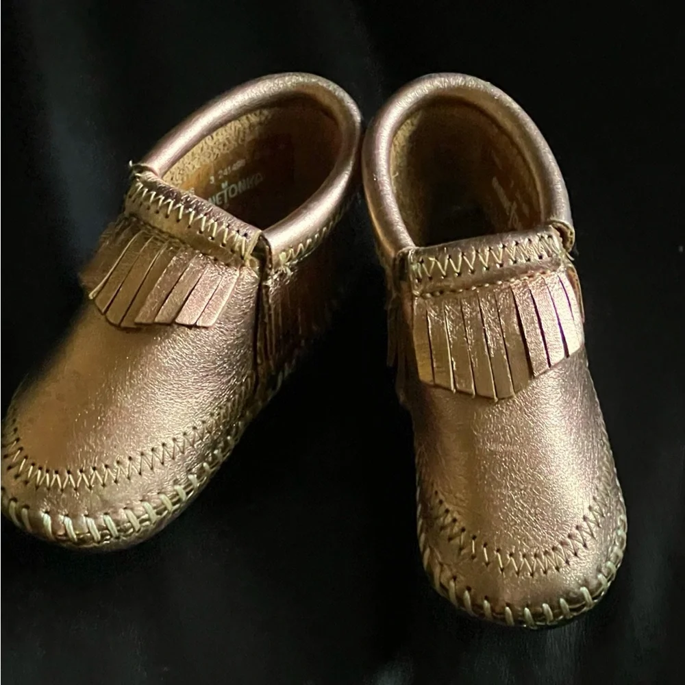 Infant MINNETONKA Rose Gold Leather Fringe Moccasins